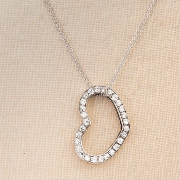 Elegant pendant choker with dainty chain & crystal faux diamond heart pendant - Picture 11 of 13